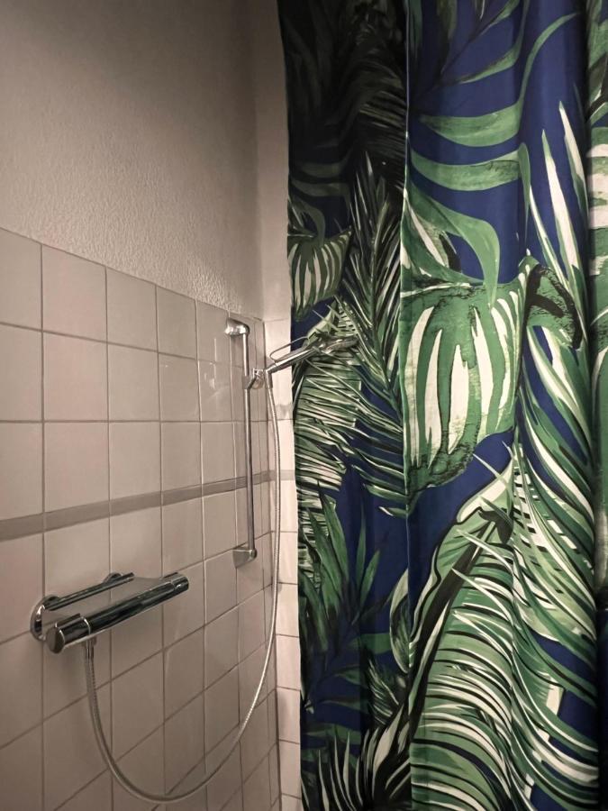 Private Schlafzimmer Mit Wc Dusche Monchengladbach Exterior photo